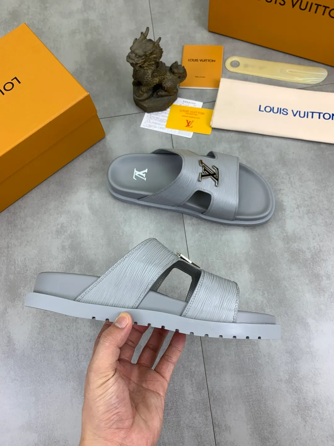 Men's shoes 💰P300💰【New style】🆘 Original quality 【LOUIS VUITTON】The popular Louis Vuitton LV men's slippers on the official website are on sale simultaneously! Original fabric imported from Italy, original factory special supply, code number: 38-44 (45 customized), many colors available